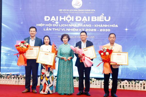Chi hội Hướng dẫn viên Du lịch Nha Trang Khánh Hoà được vinh danh tại Đại hội Hiệp hội Du lịch