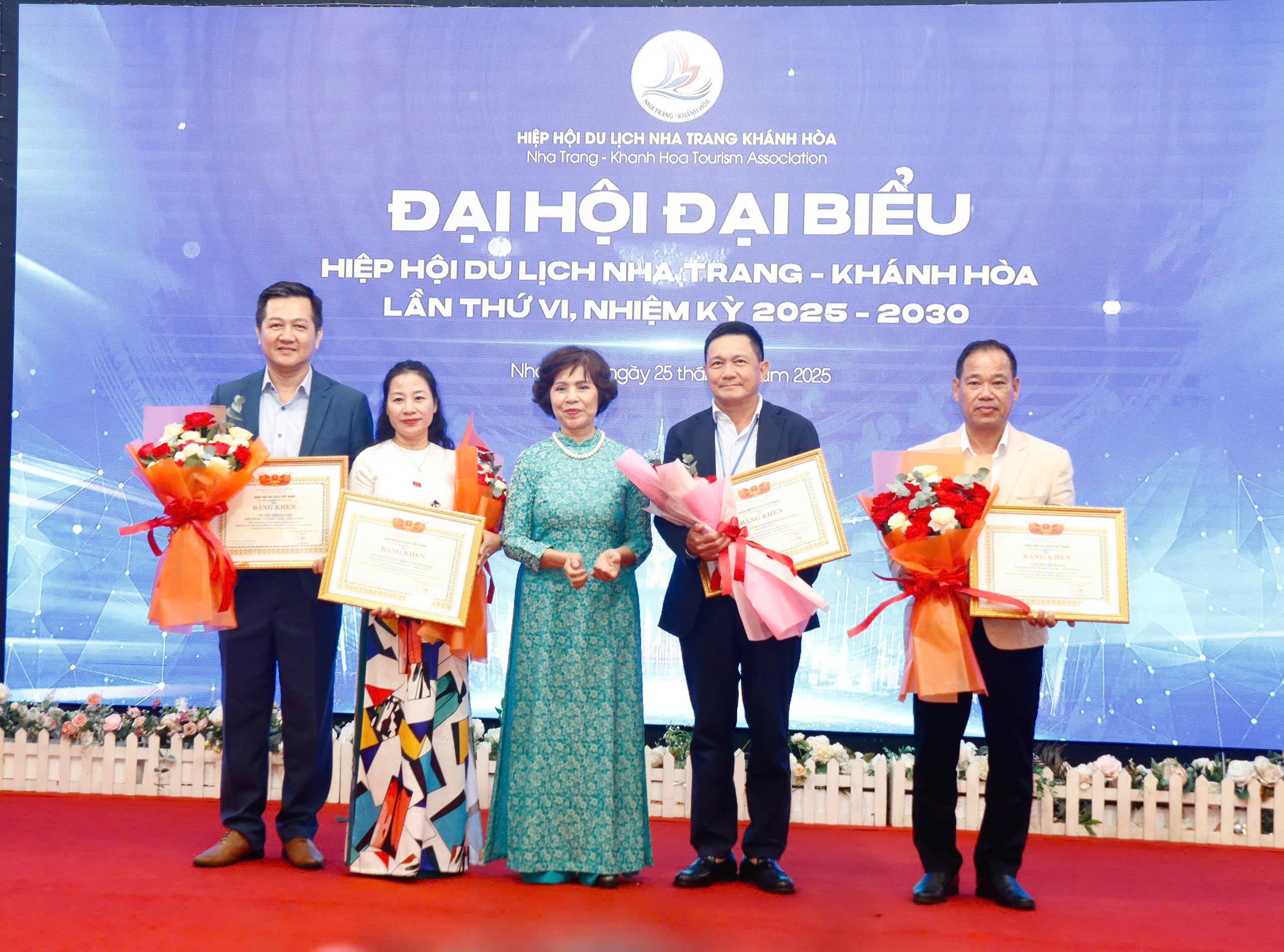 Chi hội Hướng dẫn viên Du lịch Nha Trang Khánh Hoà được vinh danh tại Đại hội Hiệp hội Du lịch