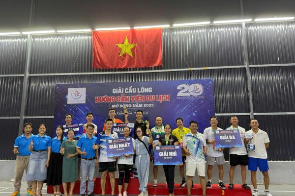 Trao giải Giải Cầu lông Hướng dẫn viên Du lịch Khánh Hòa mở rộng 2025