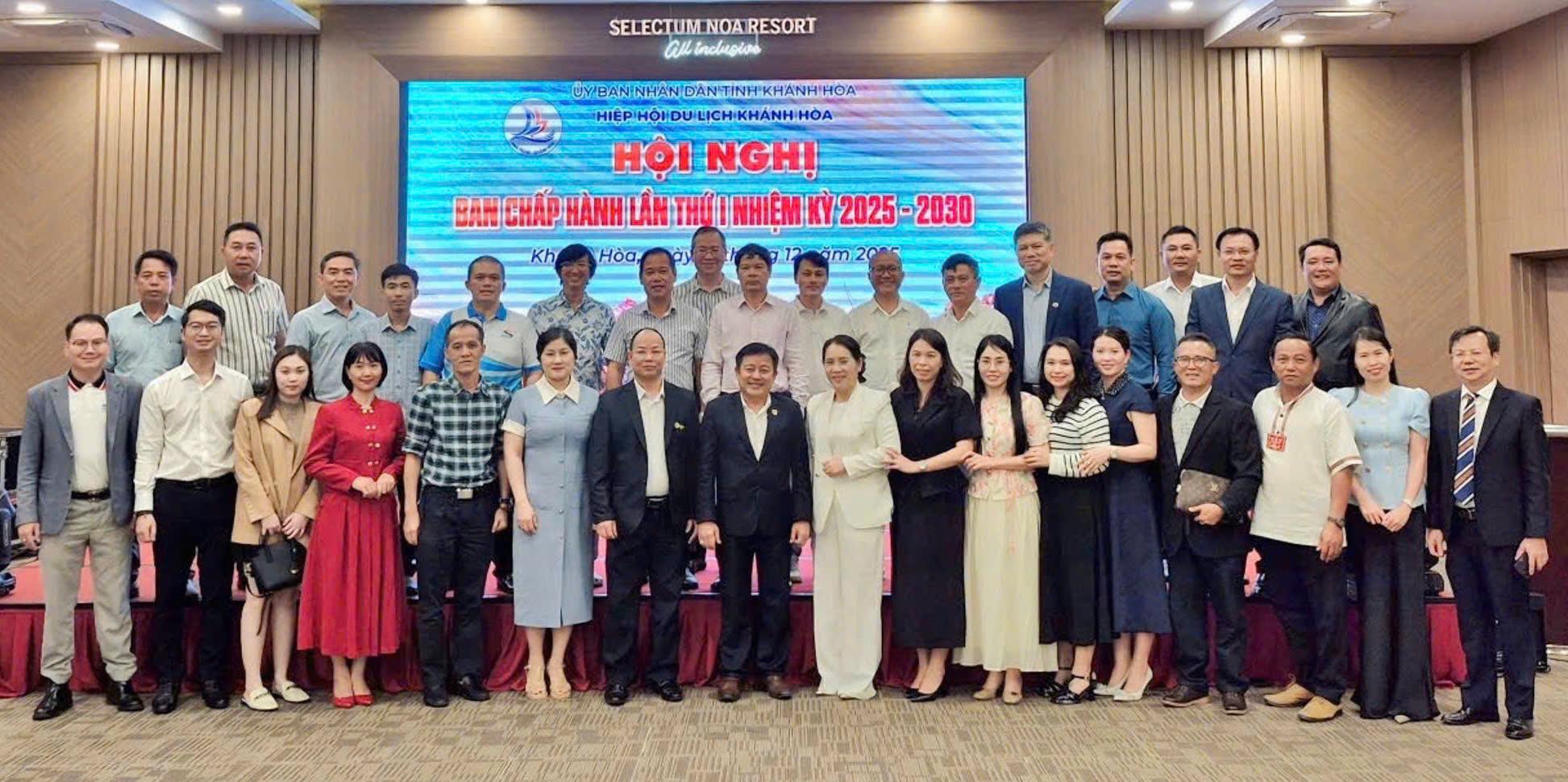 Hiệp hội Du lịch Khánh Hòa trao Giấy khen cho Chi hội và cộng đồng Hướng dẫn viên Du lịch vì đóng góp khắc phục thiên tai năm 2025