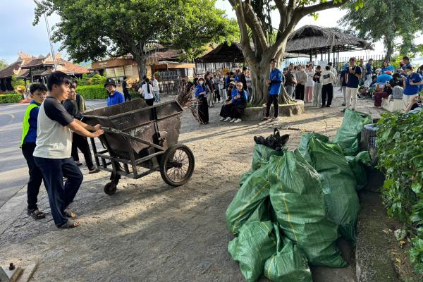 Hoạt động vệ sinh môi trường tại Danh thắng Hòn Chồng